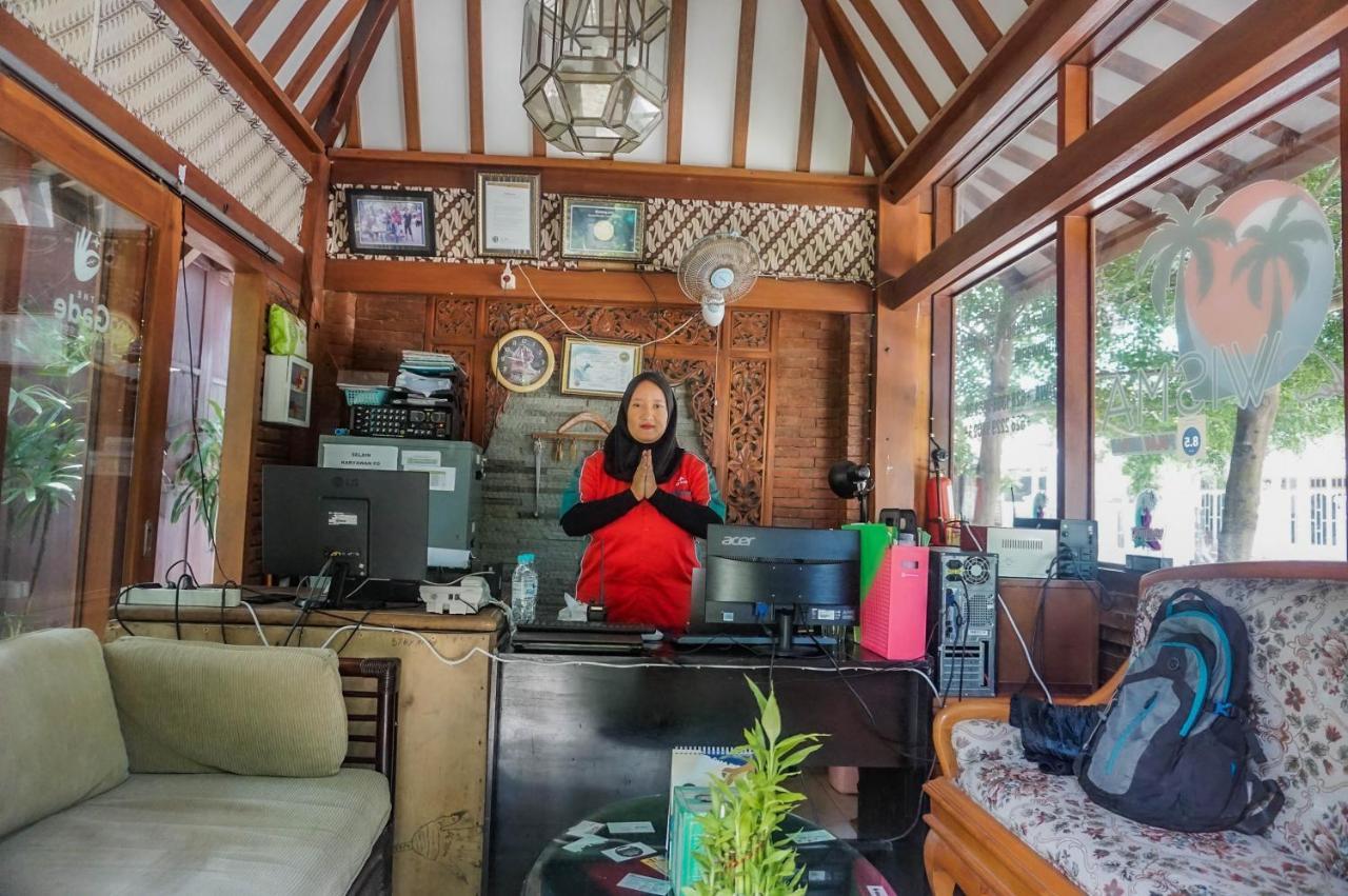 Wisma Pulau Merah Pasanggaran Ngoại thất bức ảnh
