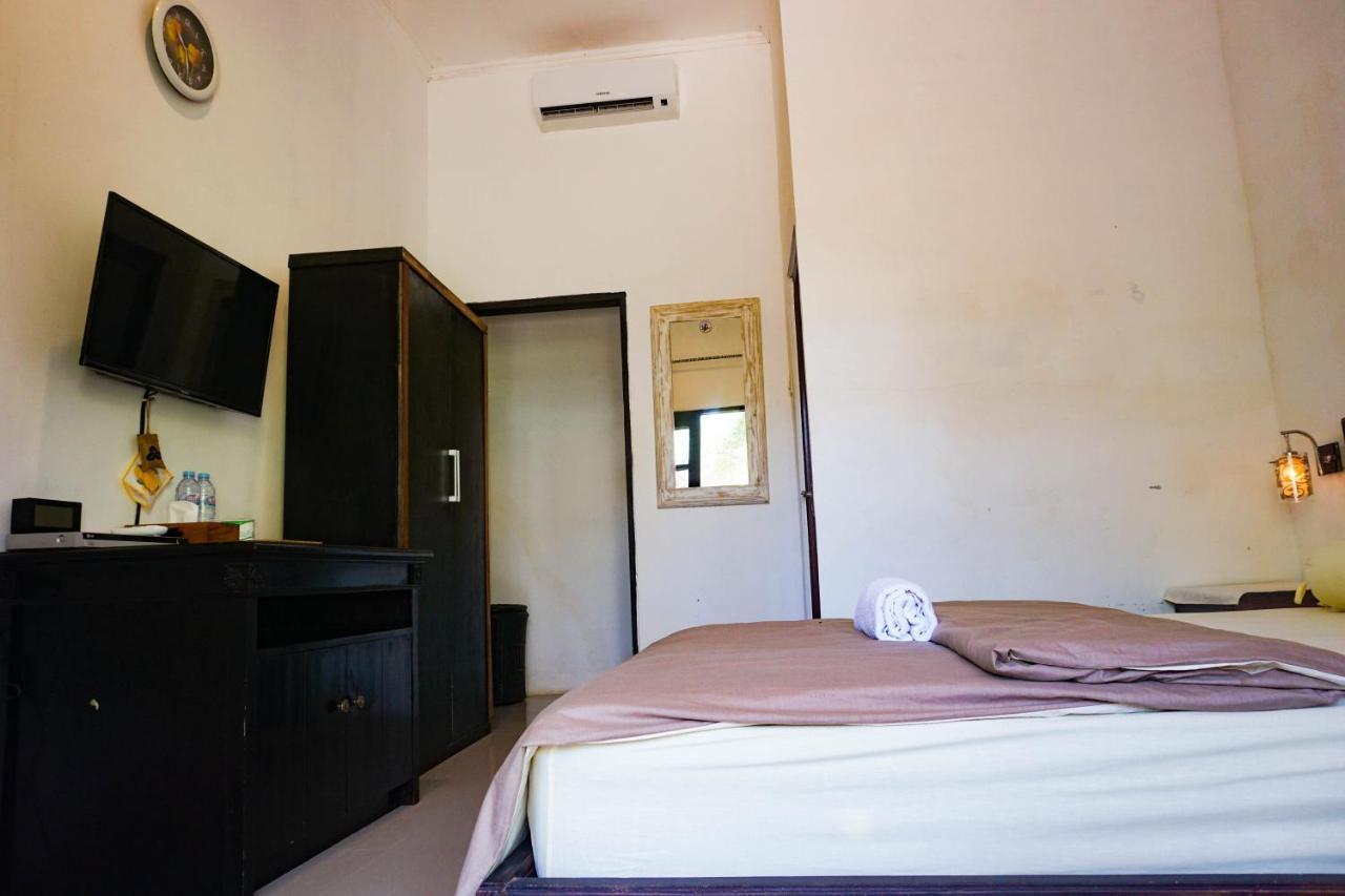Wisma Pulau Merah Pasanggaran Ngoại thất bức ảnh